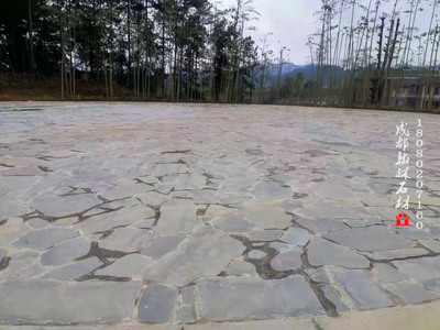 四川黑油光自然面碎拼青石板广场铺装效果