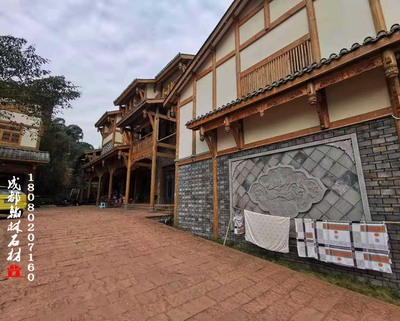 工程案例宜宾万里竹酒小镇红砂石自然面地铺板青石桥青石栏杆青石浮雕