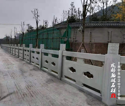 四川青石镂空栏杆工地效果图